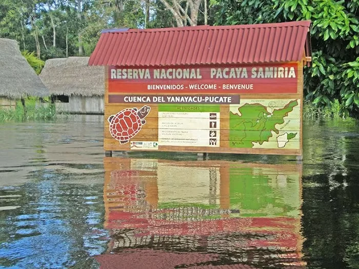 Letrero de bienvenida a la Reserva Nacional Pacaya Samiria