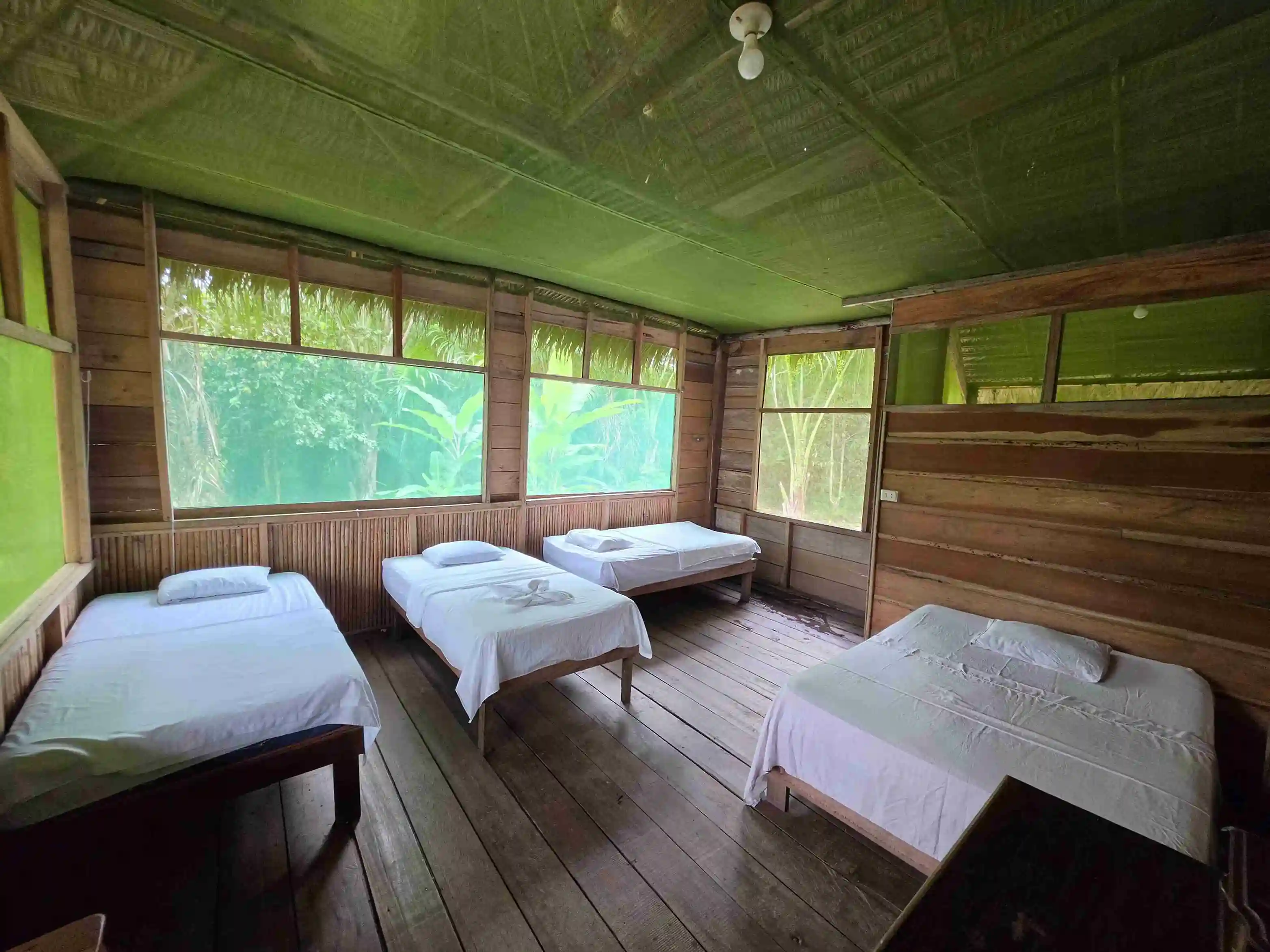 Habitación familiar de madera en el lodge