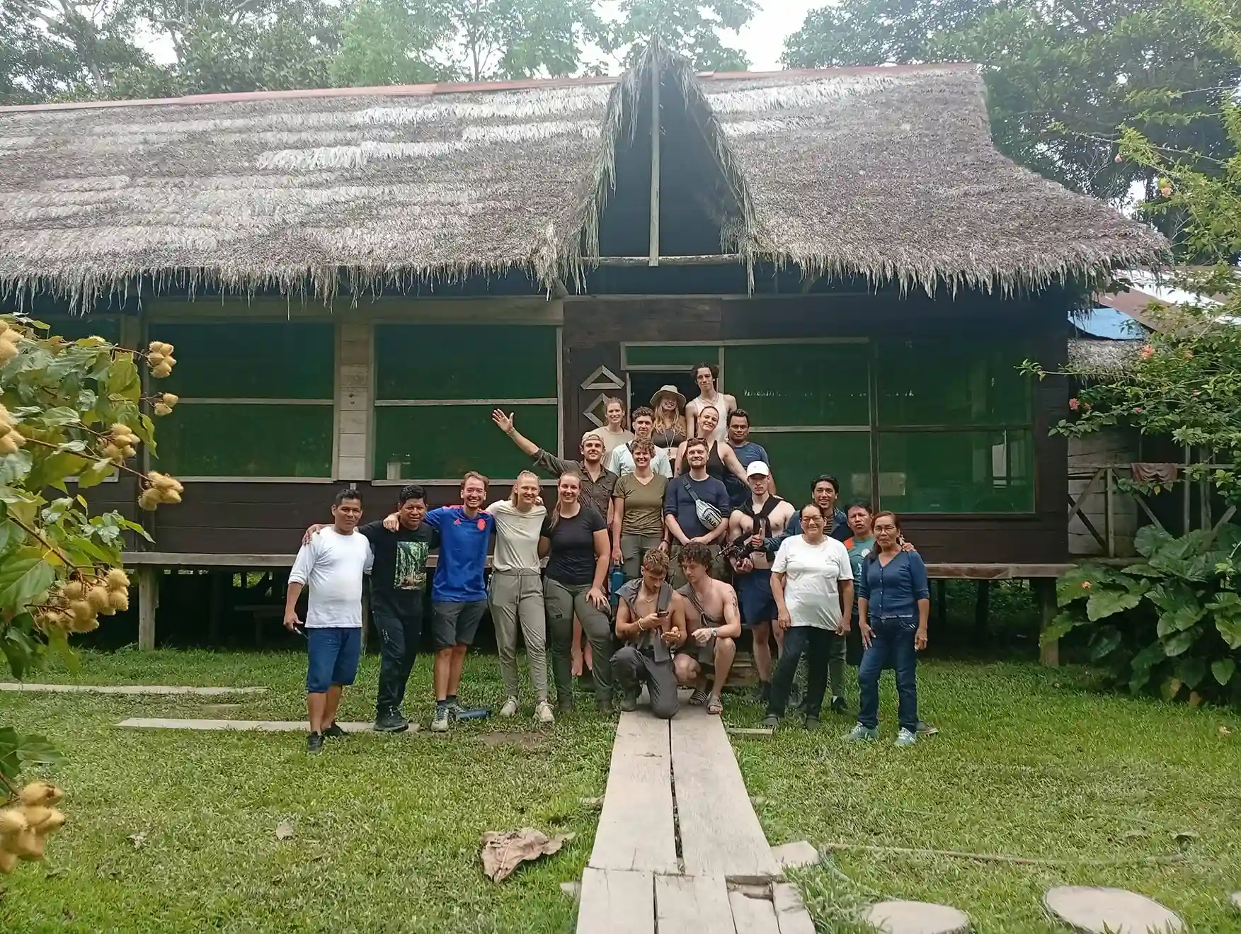 Visitantes y equipo de Bromelias reunidos frente al lodge